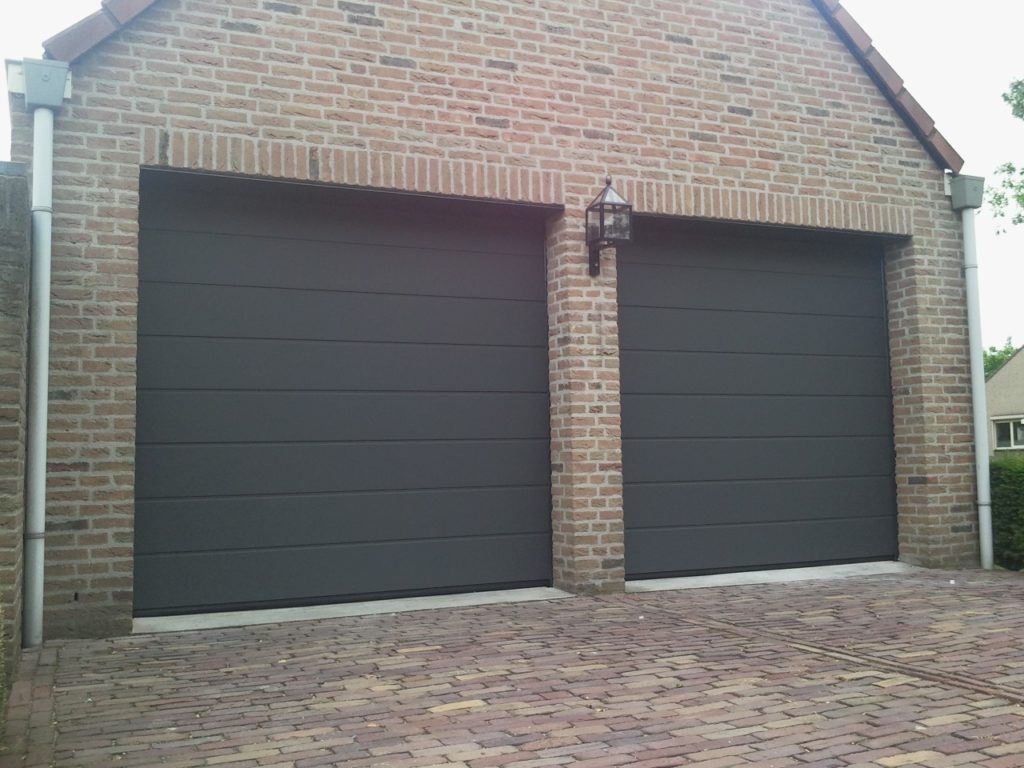 Twee antraciet garagedeuren